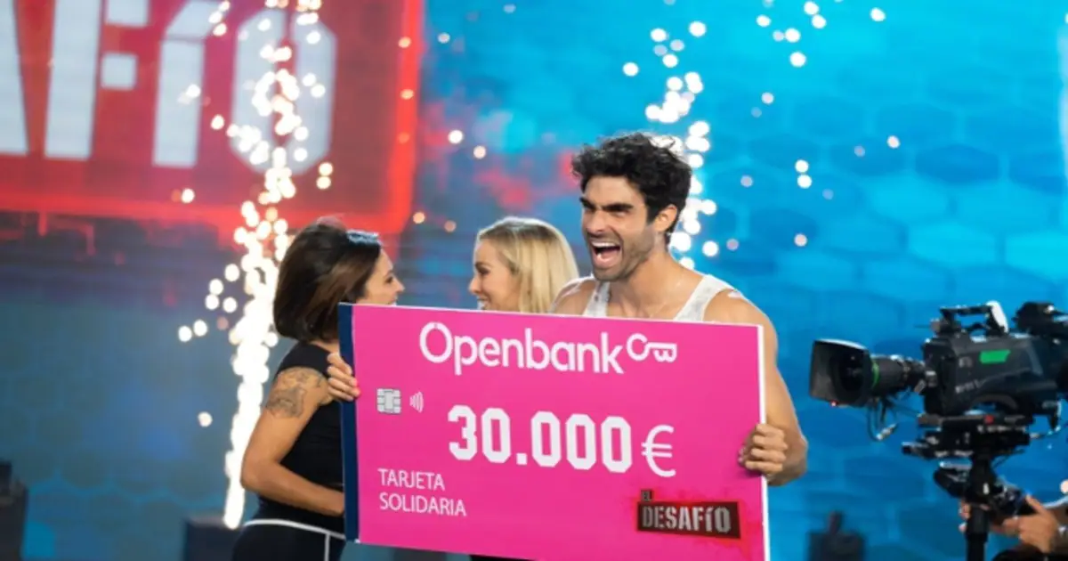 Juan Betancourt con el cheque de 30.000 euros para donar a una ONG