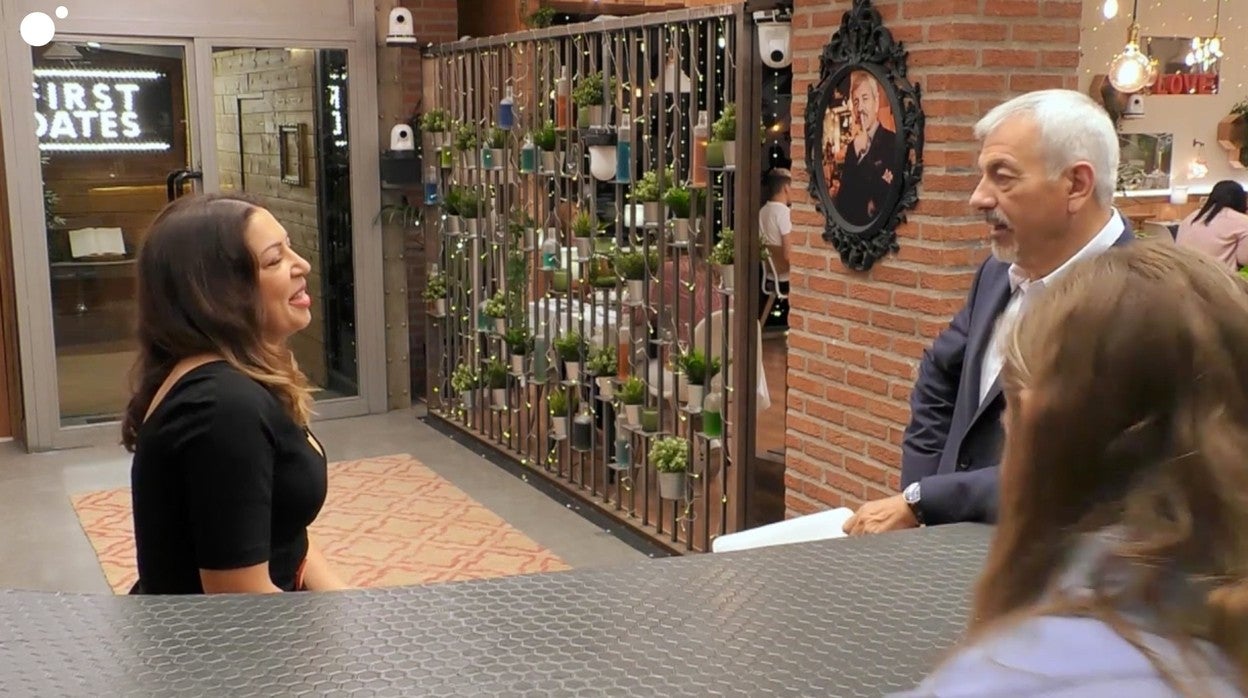 Carlos Sobera, presentador de 'First Dates' charla con Imán.