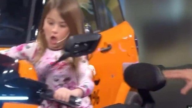 Susto en pleno directo: una niña arranca accidentalmente una moto en un programa de televisión