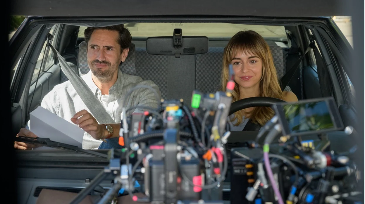 Juan Diego Botto y Lucía Caraballo, en el rodaje de 'No me gusta conducir'