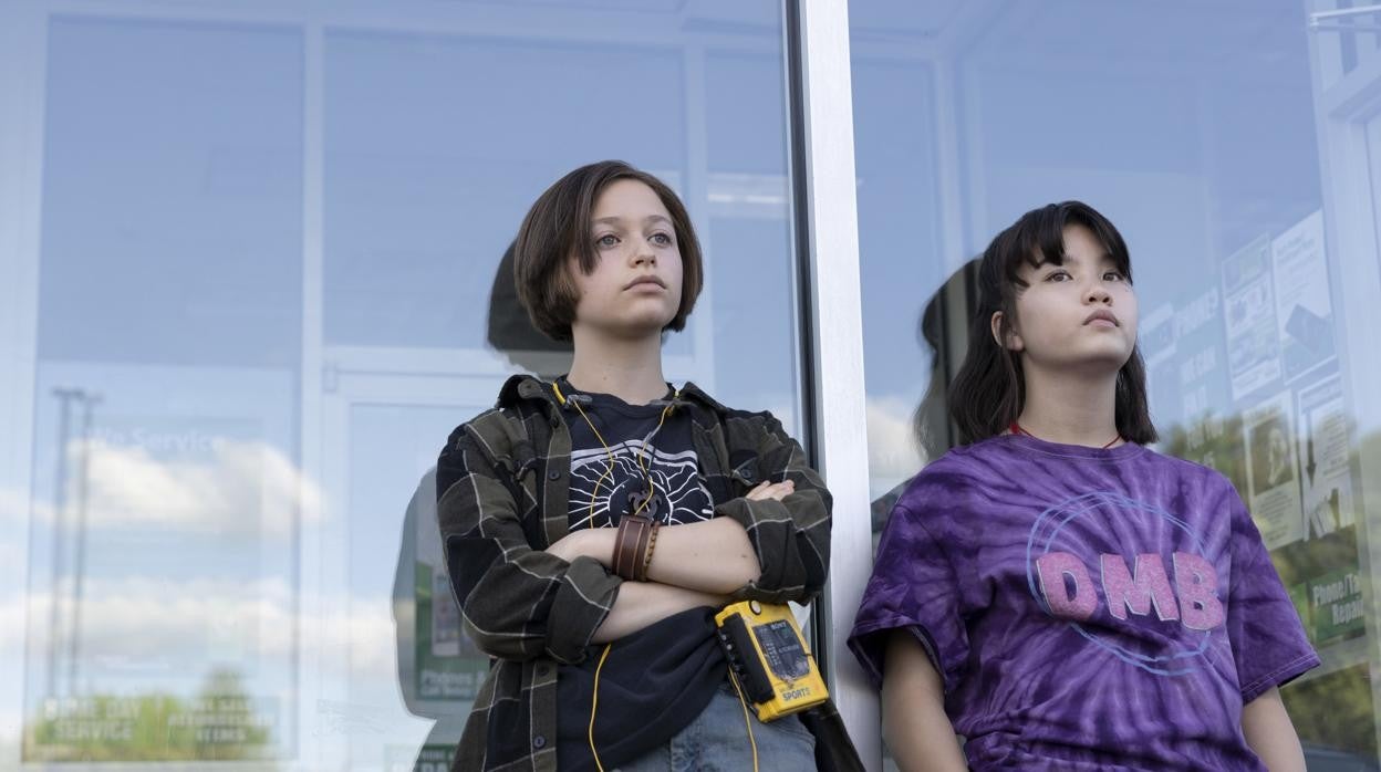 ofia Rosinsky y Riley Lai Nelet, en el segundo capítulo de 'Paper Girls'