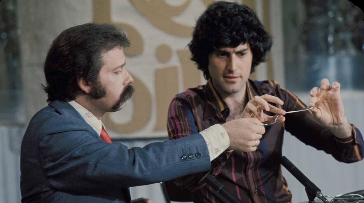 José María Íñigo (izquierda) entrevistó al ilusionista Uri Geller en 1975 para el programa 'Directísimo'