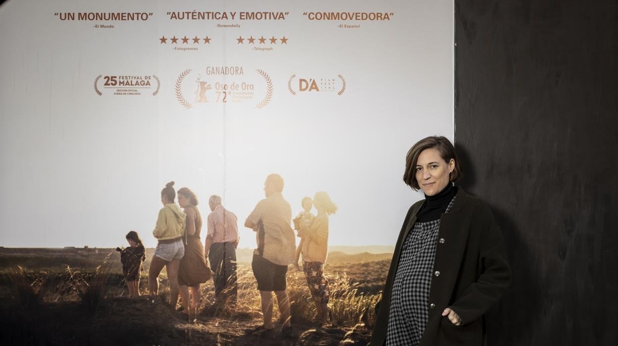 Carla Simón, frente al cartel de 'Alcarrás', tras ganar el Oso de Oro de la Berlinale 2022 / Vídeo: Entrevista a Carla Simón (Lucía M. Cabanelas y ABC Multimedia)