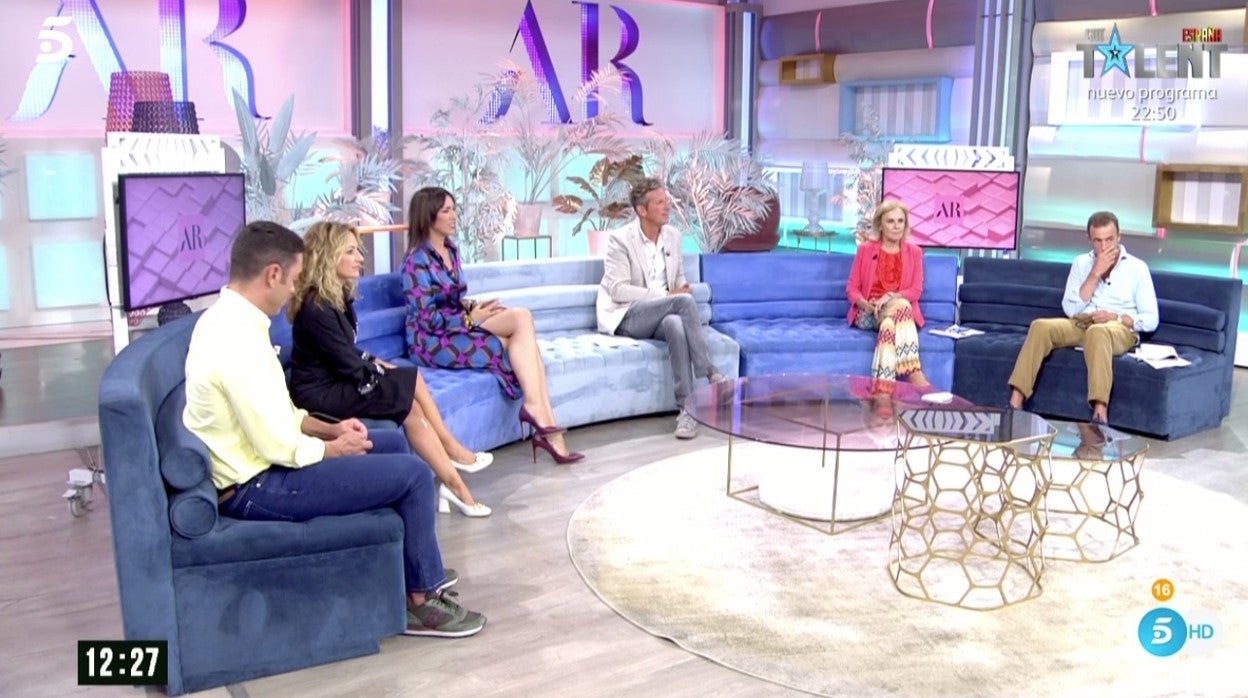Joaquín Prat y Patricia Pardo, junto a los colaboradores de 'El programa de Ana Rosa'