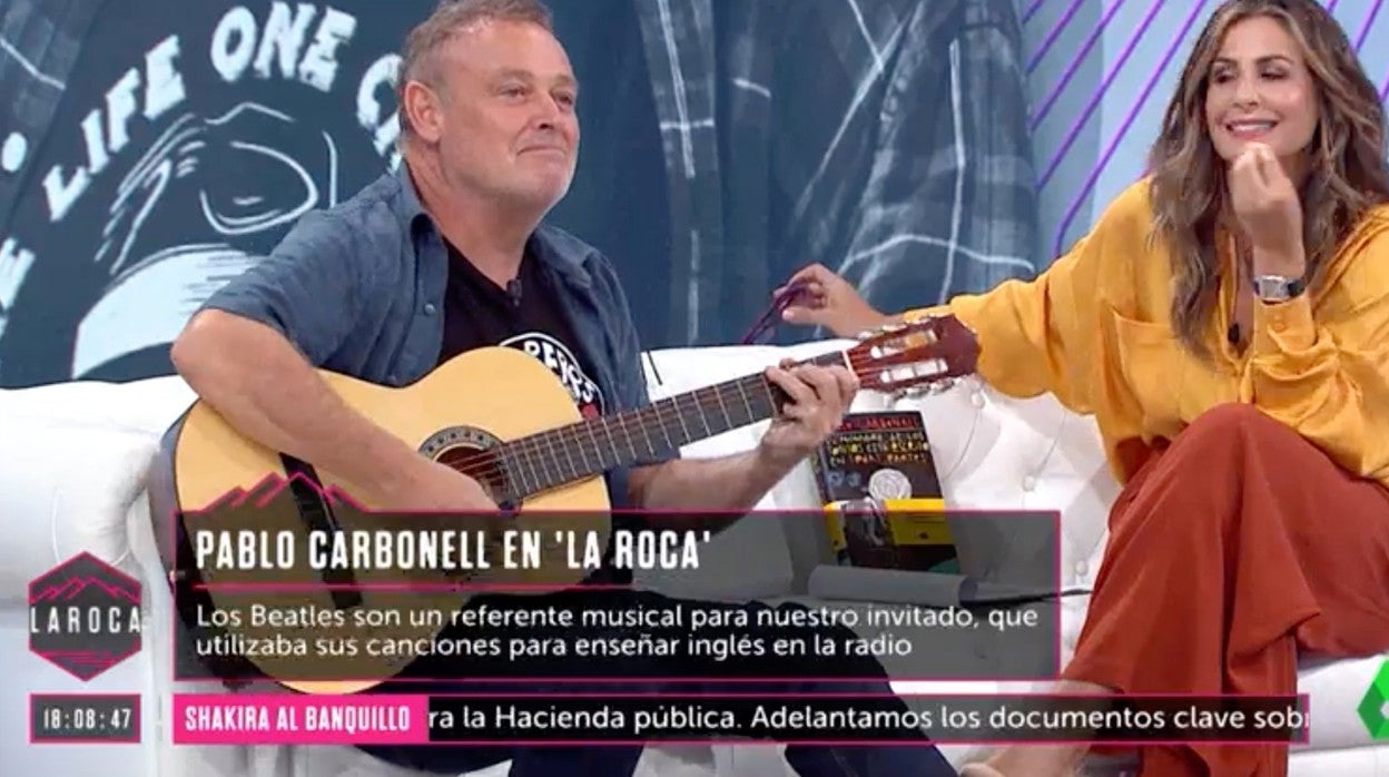 Nuria Roca, presentadora de 'La Roca', junto a Pablo Carbonell.