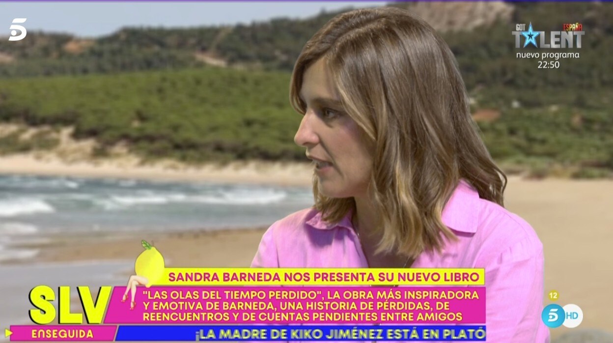 Sandra Barneda, presentadora de 'La isla de las tentaciones', ha visitado 'Sálvame'.
