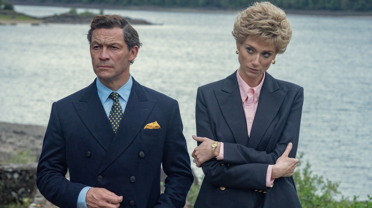 Dominic West en el papel de Príncipe Carlos, y Elizabeth Debicki como Diana de Gales, en la quinta temporada de 'The Crown'