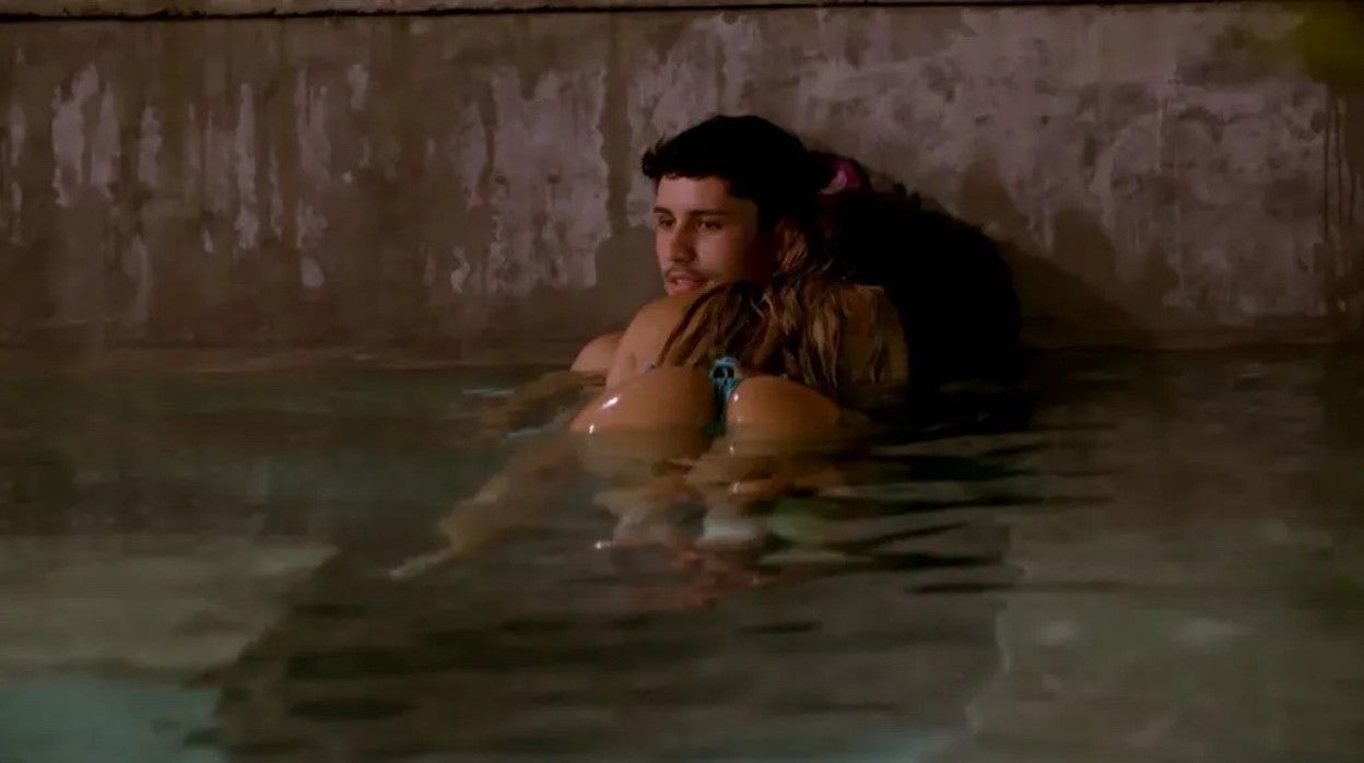 Samuel y Jessica en la piscina de Villa Paraíso