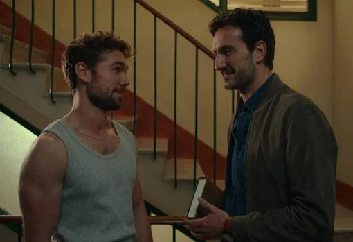 Carlos Cuevas (izda) y Miki Esparbé (dcha.) son los protagonistas gays de la comedia romántica 'Smiley', adaptación televisiva de la obra de teatro homónima