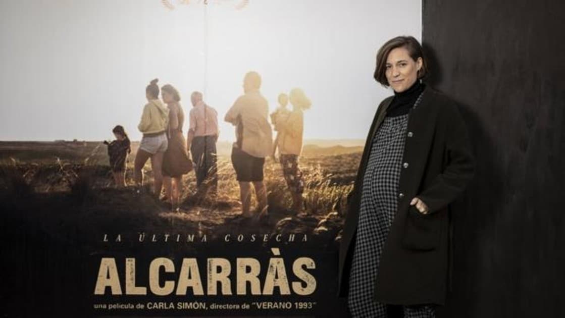 Carla Simón, junto al cartel de 'Alcarràs'