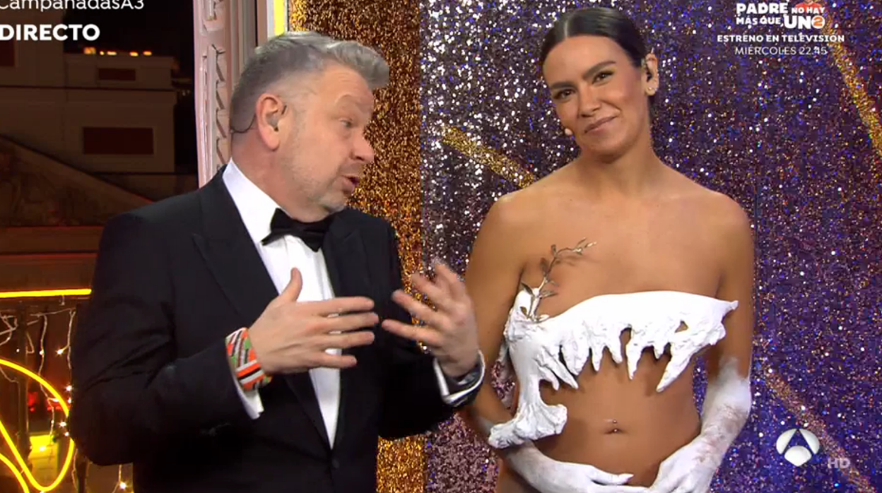 Cristina Pedroche junto a Chicote en las campanadas de Antena 3