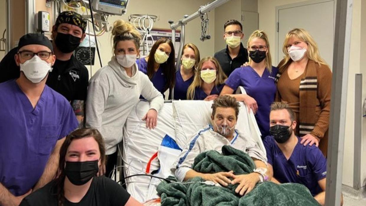 Jeremy Renner comparte una nueva imagen en la UCI por el día de su cumpleaños