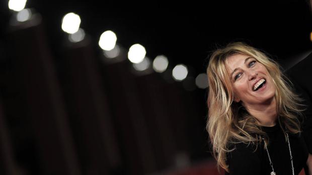 Carla Bruni sale en defensa de su hermana por la «censura woke» de los premios del cine francés