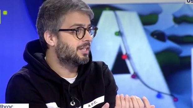 Alfonso Arús, atónito ante el reproche que lanza un tertuliano a su padre en directo: «Es una dura crítica»