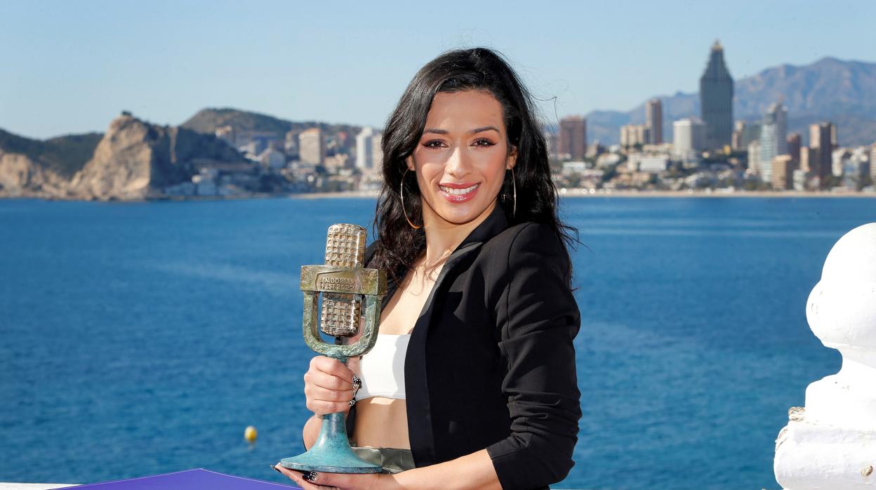 La cantante de origen cubano Chanel posa con el "Micrófono de bronce" tras ganar el Benidorm Fest de 2022