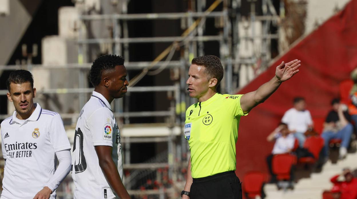 Vinicius habla con el árbitro en la derrota del Real Madrid ante el Mallorca