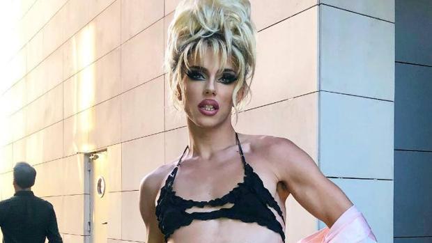 Samantha Hudson: quién es la artista «trans no binaria» y excomulgada por la Iglesia que 'mató' a Franco en un videoclip