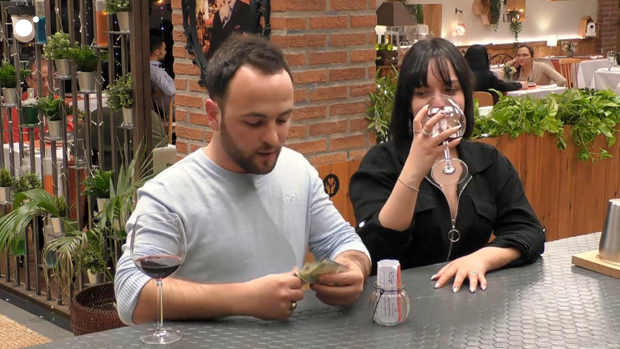 La mentira de una soltera en 'First Dates' para que su cita pague la cuenta antes de rechazarle: «Ahora te hago un Bizum»