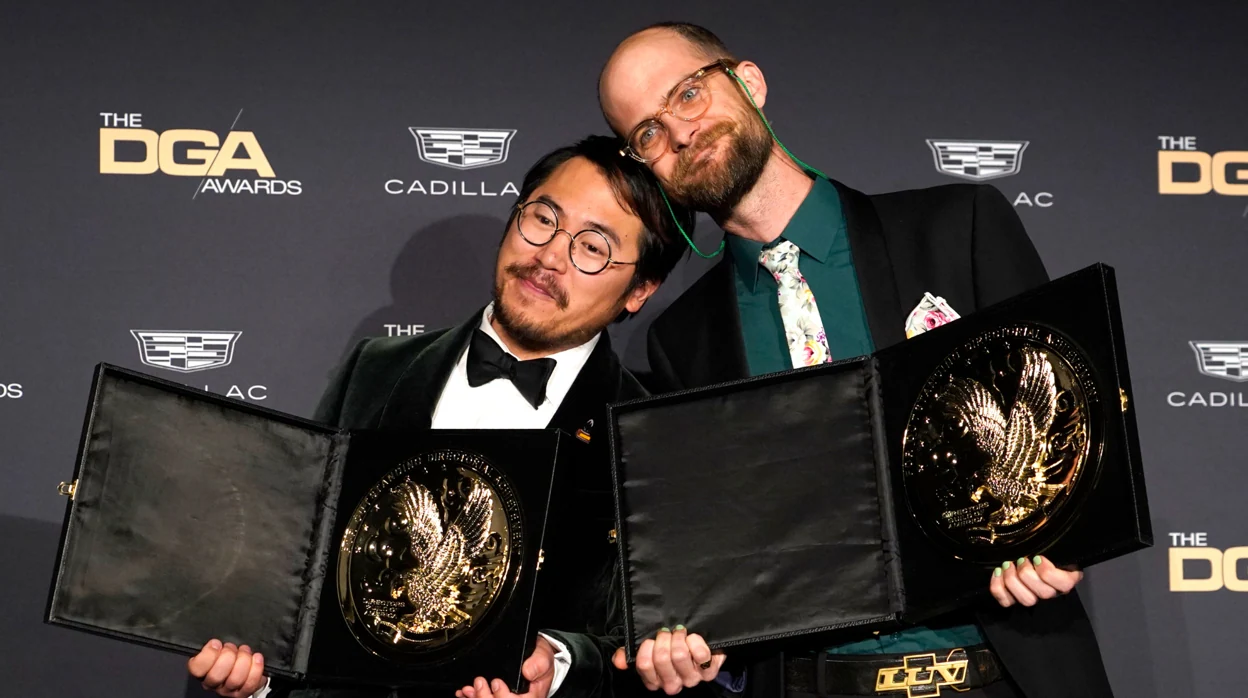 Daniel Kwan y Daniel Scheinert, directores de 'Todo a la vez en todas partes,' la favorita al Oscar