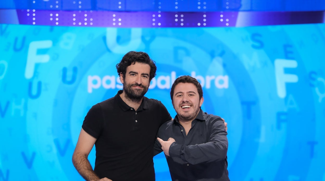 Posado de Rafa y Orestes en el plató de 'Pasapalabra'