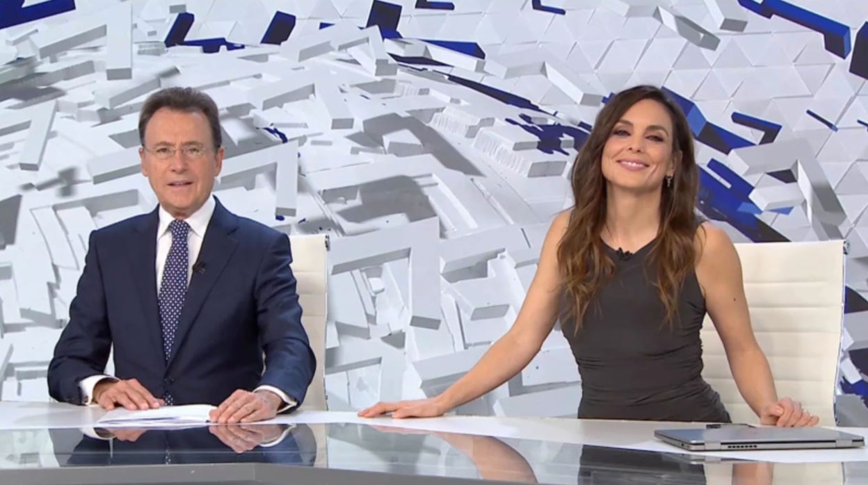 Matías Prats y Mónica Carrillo, durante el Informativo.