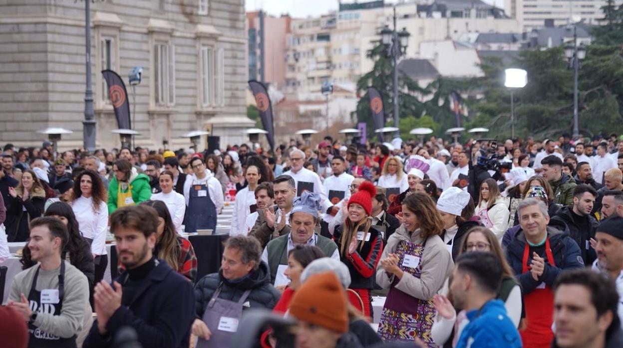 Imágenes del macrocasting de 'Masterchef 11' en el Palacio Real en diciembre de 2022 | Carlos Maldonado, a la izquierda, prueba el plato de una aspirante al concurso de cocina