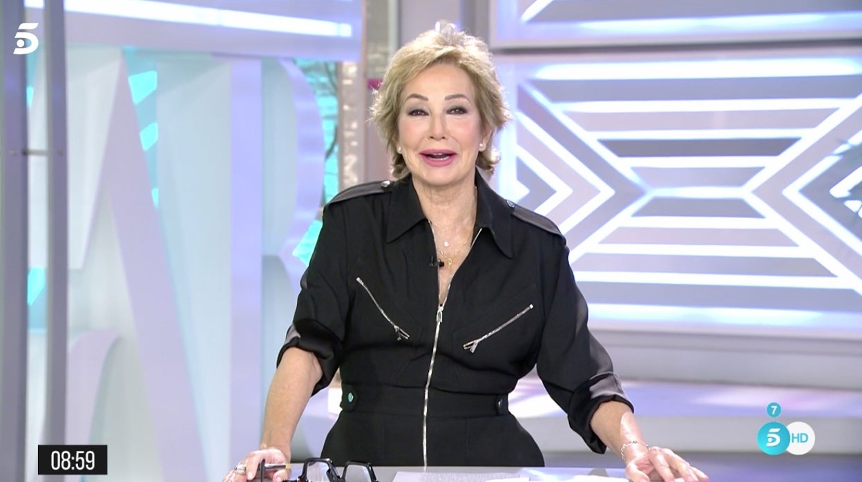 Ana Rosa Quintana no puede contener la risa ante el vídeo que observa.