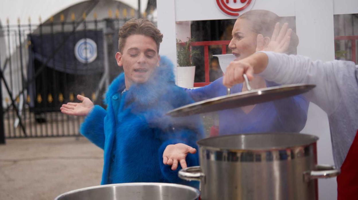 Samantha bailando con Luca en la décima gala de 'MasterChef 11'