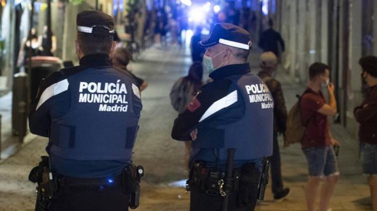 Dos agentes de la Policía Municipal, durante el confinamiento