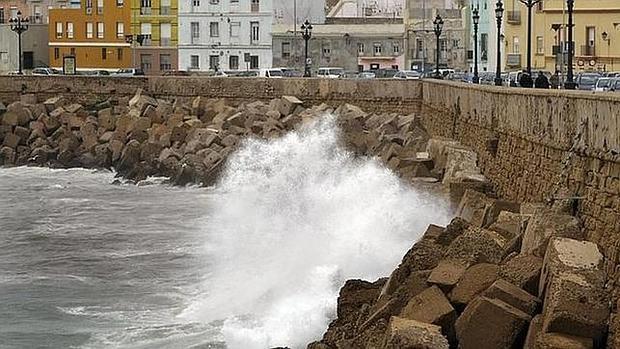 Una ola impacta contra el Campo del Sur un día de temporal