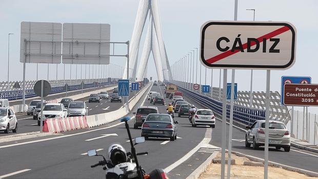 Desembarco del nuevo puente en el casco urbano de Cádiz