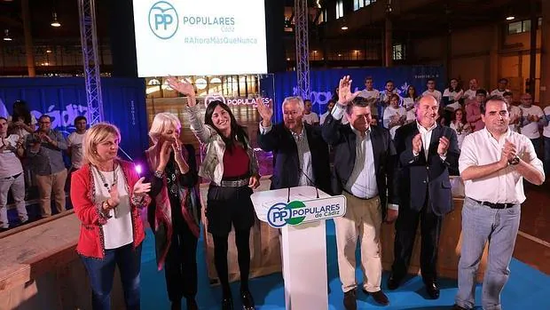 Los dirigentes ‘populares’ provinciales, junto a Loles López, Javier Arenas y AntonioSanz.