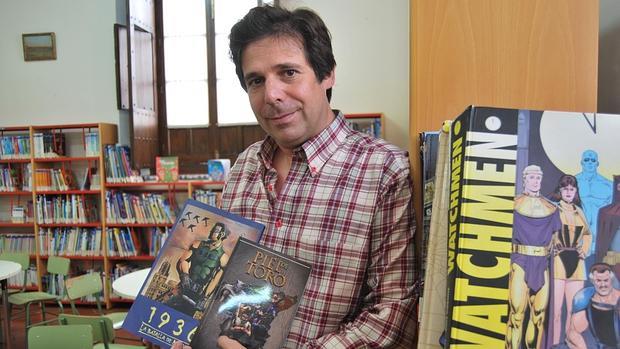 Rafael Jiménez con sus dos cómics: «1936: la batalla de Madrid» y «Piel de toro»