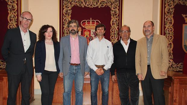 Eduardo Fernández-Agüera, en medio, con camisa blanca, junto a Juan Manuel Suárez Japón y promotores de la iniciativa