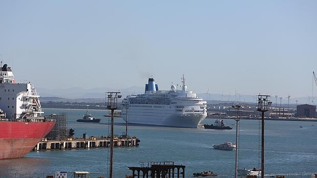 Entrada del crucero 'Dream' en el astillero de Cádiz