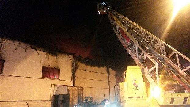 Extinguido el incendio de la nave hortofrutícola de Sanlúcar tras una reavivación de las llamas