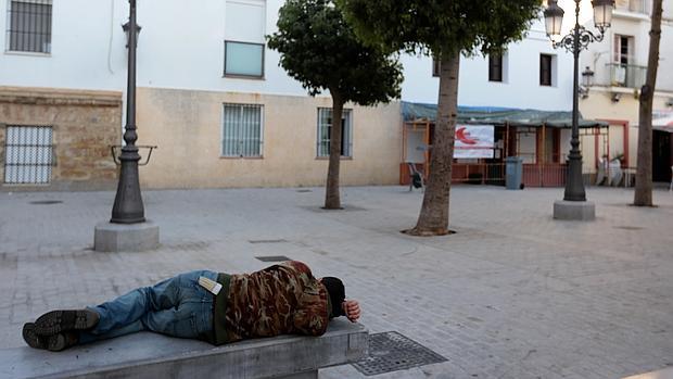 Cuatro historias esperando a una furgoneta en la plaza José Macías Rete