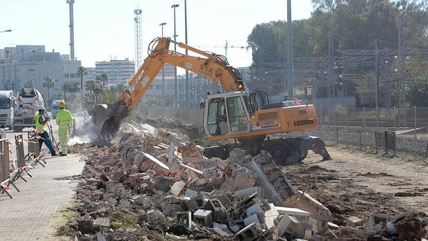 La excavadora ha convertido en escombros el antiguo muro