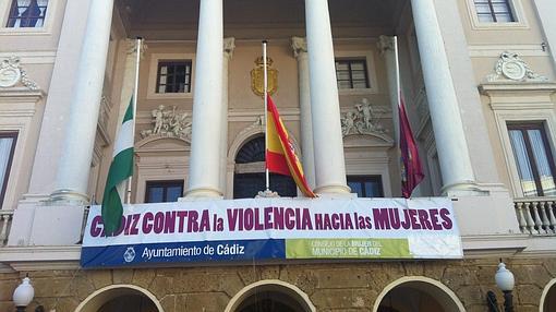 Banderas a media asta en Cádiz