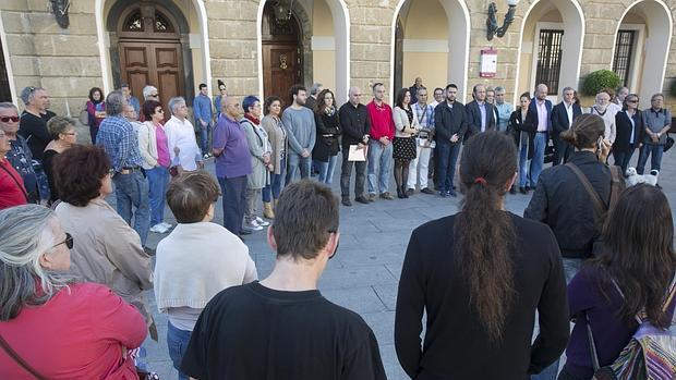 La comunidad francesa de Cádiz, horrorizada por los atentados de París