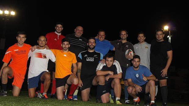 Algunos miembros del CR Mairena Crusaders durante un entrenamiento nocturno