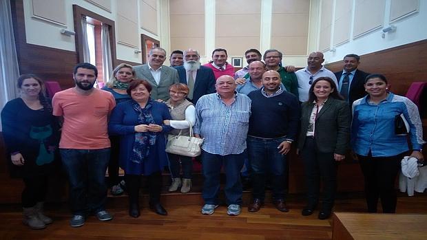 Foto de familia tras concluir el acto