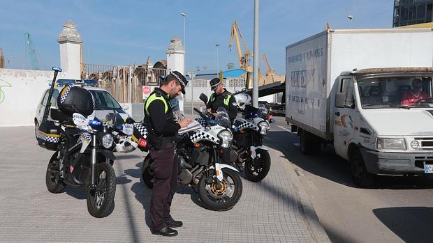 Dos agentes en el control policial