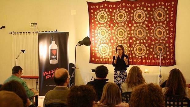 Enrica Basilico, presentando su licor «Crema de Cazalla»