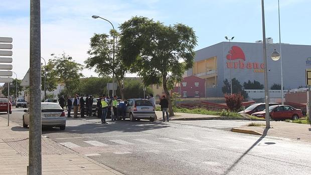 Agentes de los Tedax llegando al lugar del suceso