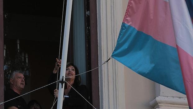 Izado de la bandera Trans en el Ayuntamiento.