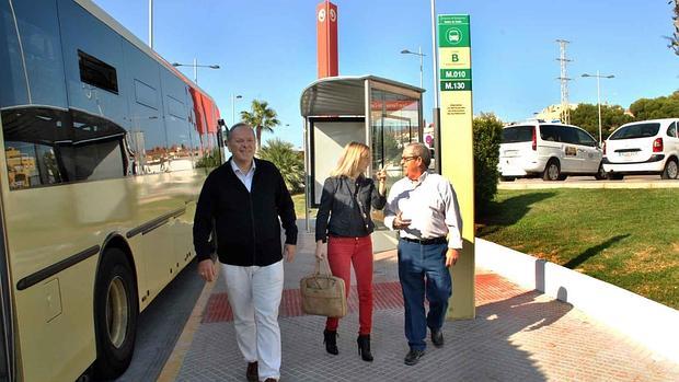 Visita de los responsables municipales a la nueva parada para la UCA