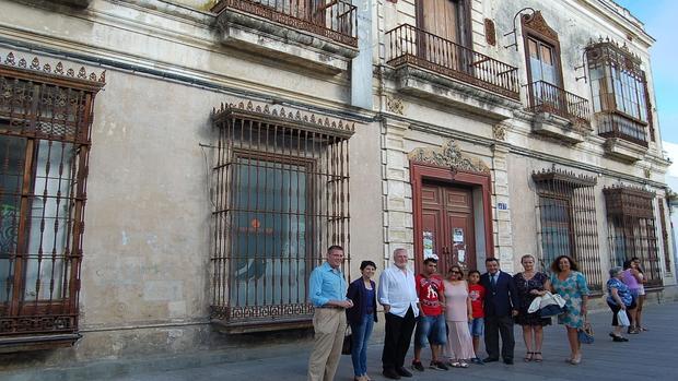 Parte del Gobierno municipal con la viuda y familia del cantaor en frente de lo que será el Museo de Camarón