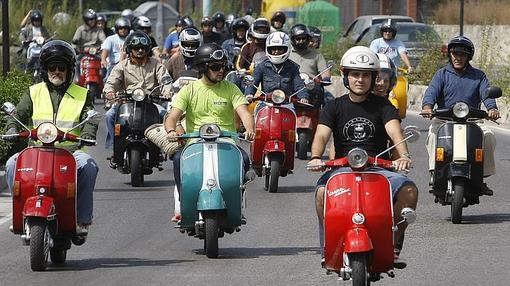 Los locos de la Vespa en Cádiz