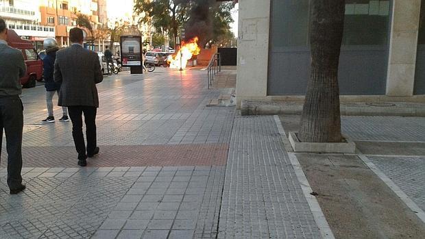 La moto ha ardido junto al colegio de Las Esclavas de Cádiz